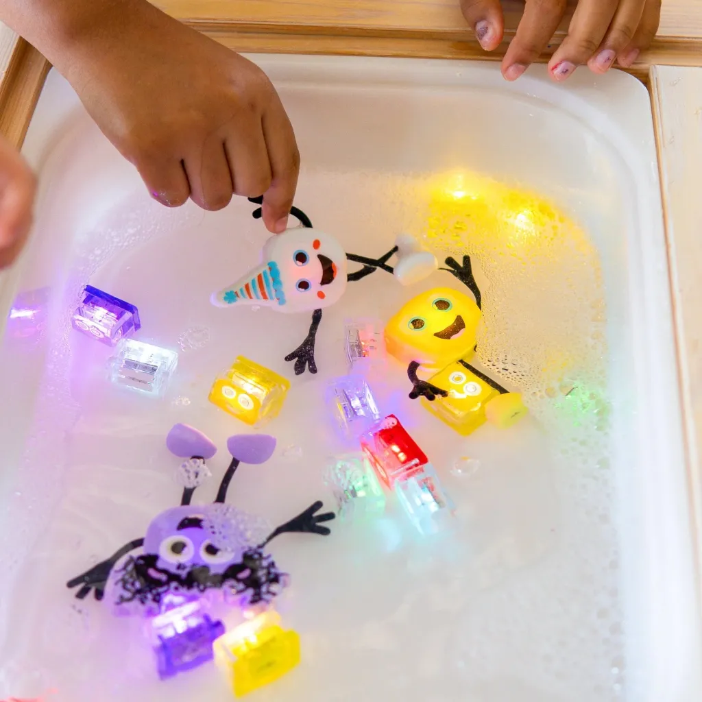 Glo Pals Pannelli Luminosi | Accessori | Set Personaggio + 2 cubi Party Pal Multicolore