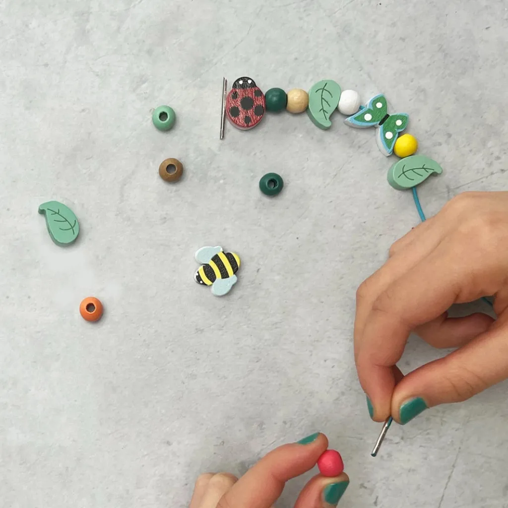 Cotton Twist Insetti | Kit Creativi | Mini Kit per Creare Braccialetti Scatola in Latta - Insetti -