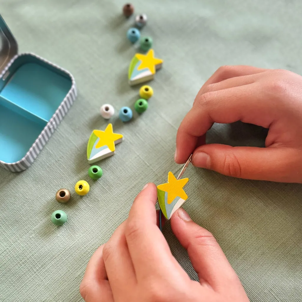 Cotton Twist Spazio | Kit Creativi | Mini Kit per creare braccialetti Scatola in Latta - Stella Cadente