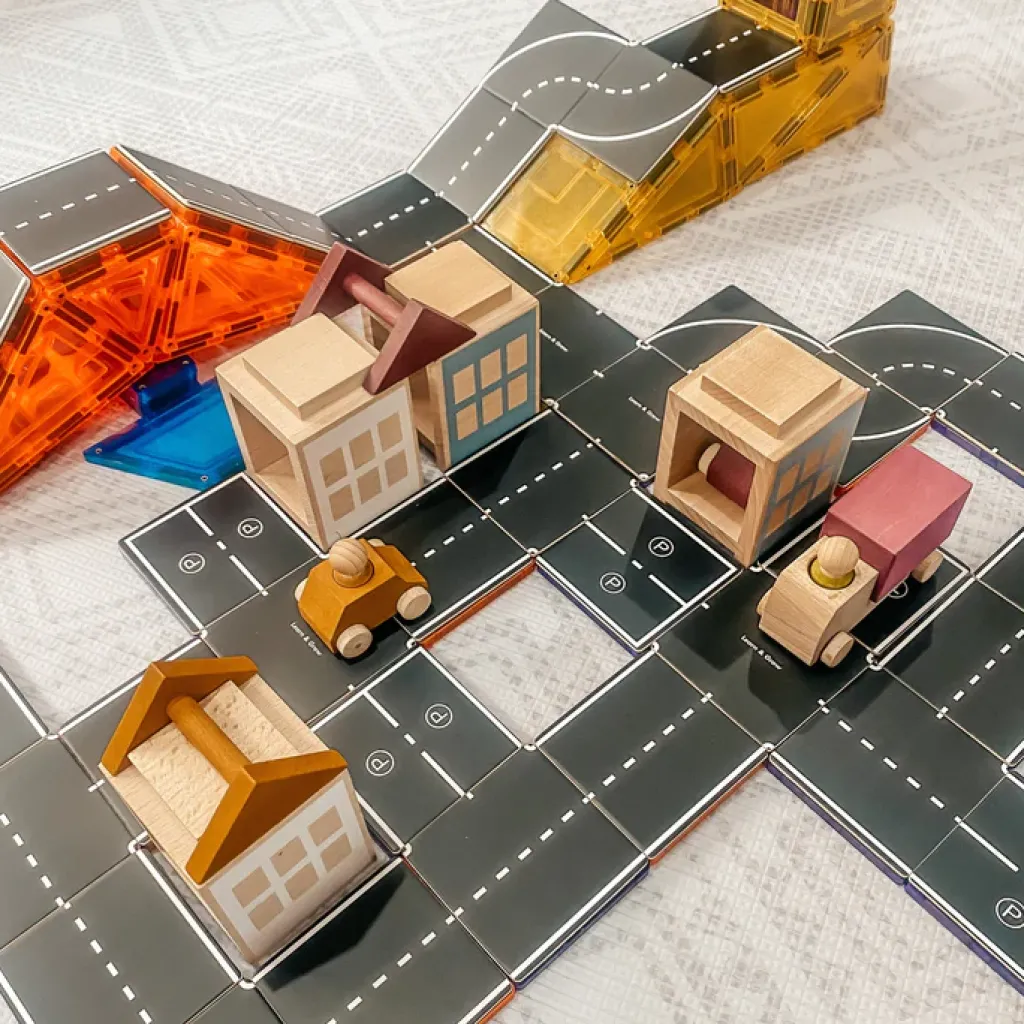 Learn and Grow Costruzioni Magnetiche | Veicoli E Piste | Set Gioco Strada in legno con base metallica per Tessere Magnetiche - 40 pezzi